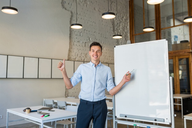 Hombre positivo en su trabajo